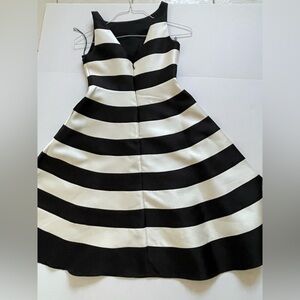 Adrianna Papell Black and White Sleeveless V-Neck Midi Dress